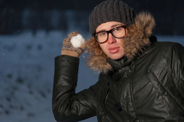 Man met sneeuwbal — Stockfoto