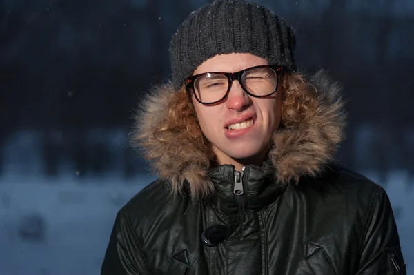 Mann mit Brille im Winterpark — Stockfoto