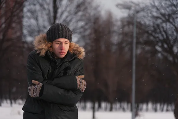 Uomo nel parco invernale — Foto Stock