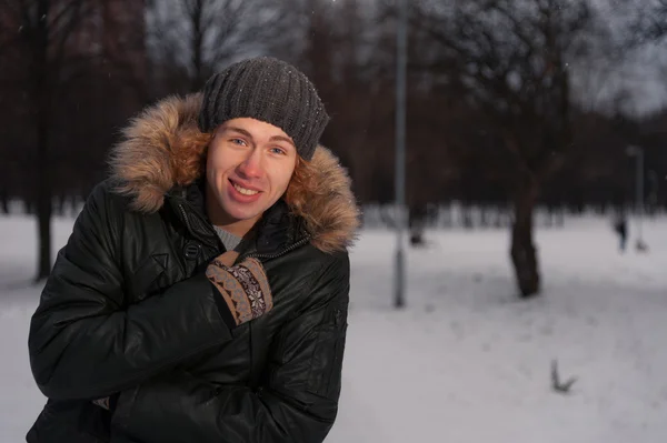 Homme heureux dans le parc d'hiver — Photo