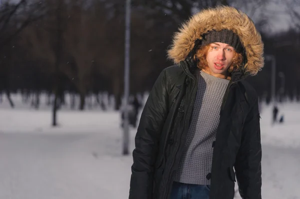男子走在冬季公园 — 图库照片