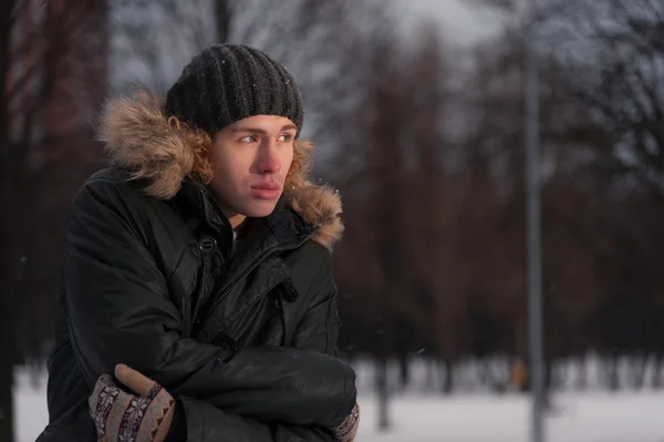 Muž v zimním parku — Stock fotografie