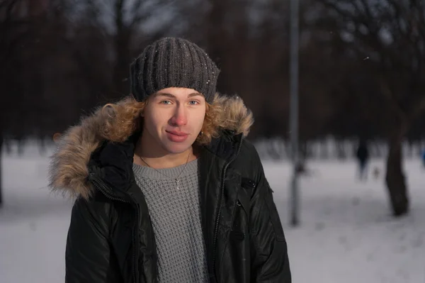 Young man in winter park — Stock Photo, Image