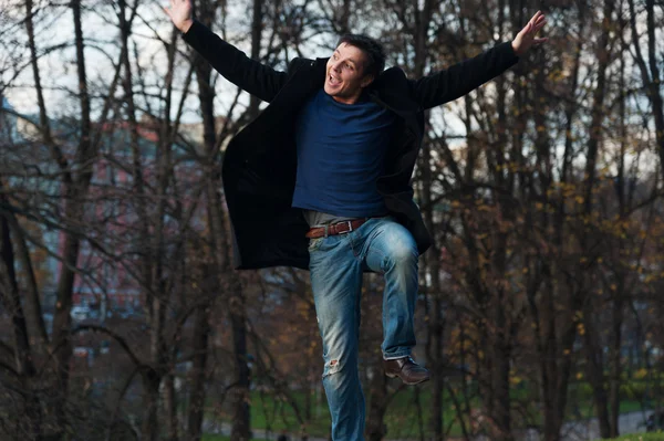Мужчина прыгает в парке — стоковое фото