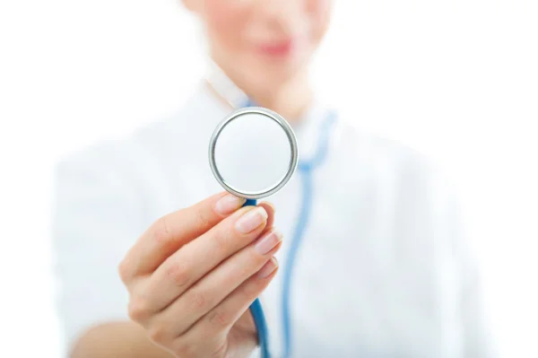 Médico segurando estetoscópio — Fotografia de Stock