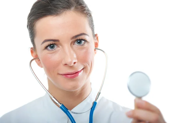 Młoda kobieta lekarz pokazano jej stetoskop — Zdjęcie stockowe