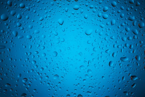 Blaue Wassertropfen auf Glas — Stockfoto
