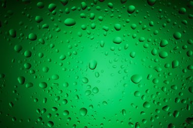 cam üzerinde yeşil su damlaları