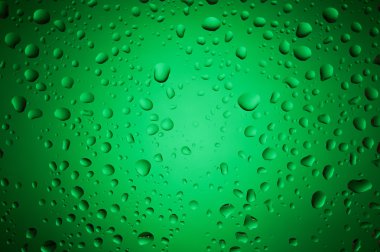 Cam yüzey üzerinde yeşil su damlaları