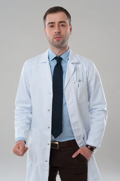 Серьезный зрелый врач — стоковое фото