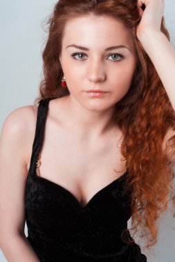 uzun kızıl saçlı seksi kadın