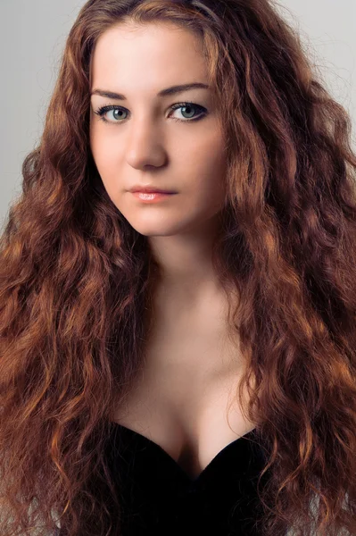 Sexy Model mit langen roten Haaren — Stockfoto