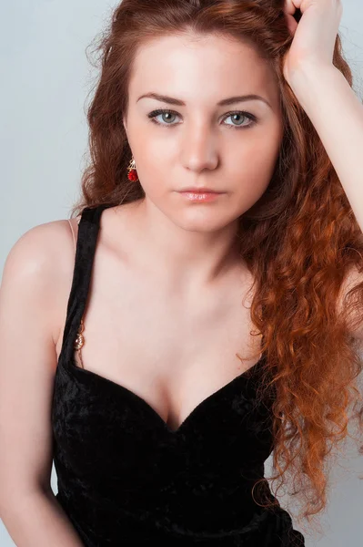 性感的女人，有着长长的红头发 — 图库照片