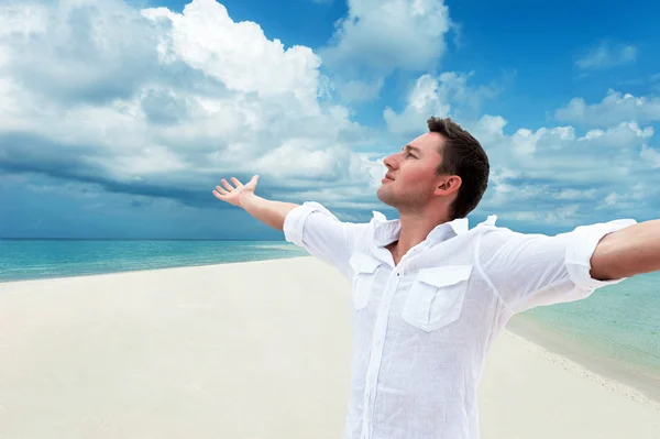 Man op strand — Stockfoto