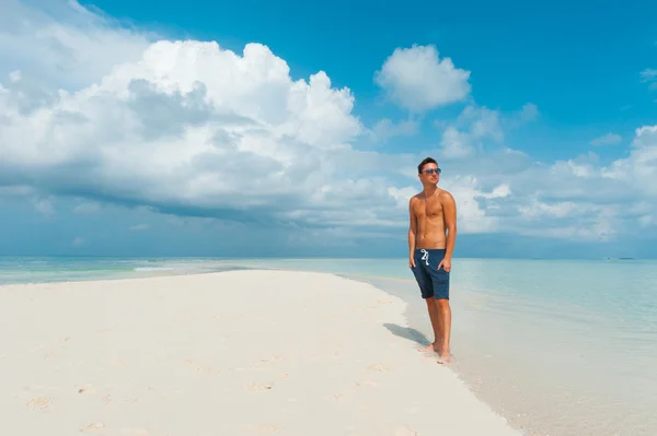 Homme sur la plage — Photo