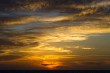 mooie blauwe hemel en cloudscape bij zonsondergang