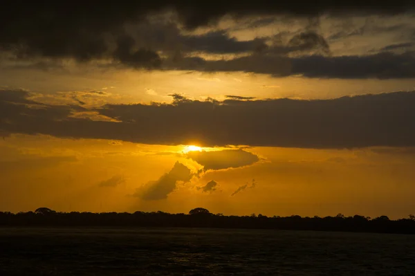Захід сонця з дощовими хмарами — стокове фото