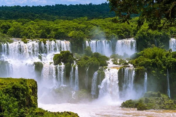 Iguazu falls, vagy iguassu vízesés, Brazília. lépcsőzetes vízesések — Stock Fotó