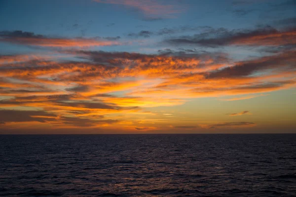 Seelandschaft bei Sonnenuntergang — Stockfoto