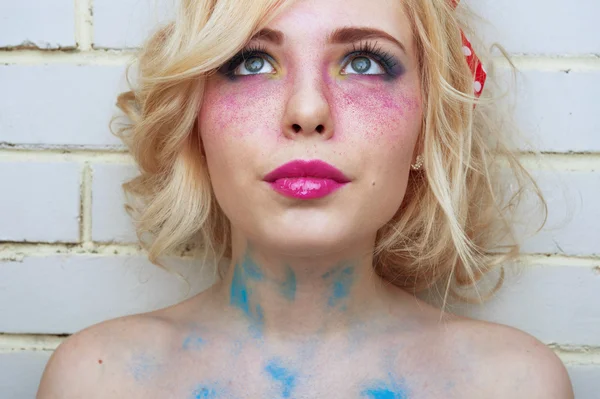 Kobieta z jasny makijaż — Zdjęcie stockowe
