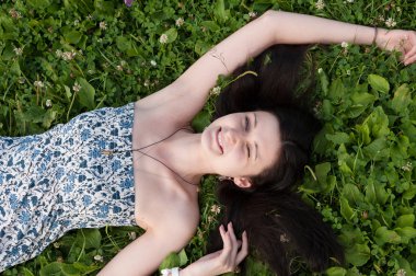 Kızın rahatlatıcı çimenlerin üzerinde