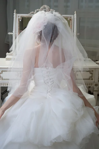 Bride looking in mirror — Stock Photo, Image