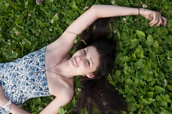 Mädchen entspannt sich auf Gras — Stockfoto