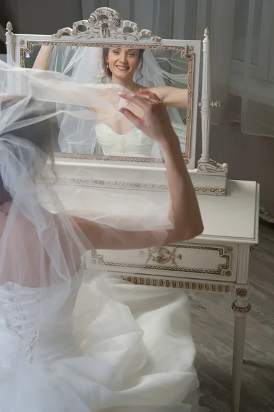 Bride looking in mirror — Stock Photo, Image