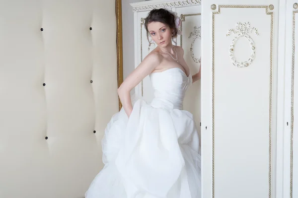 Braut nahe Kleiderschrank — Stockfoto