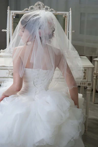 Bride near mirror — Stock Photo, Image