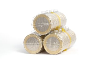 Euro beyaz zemin üzerinde üç sikke paketleri