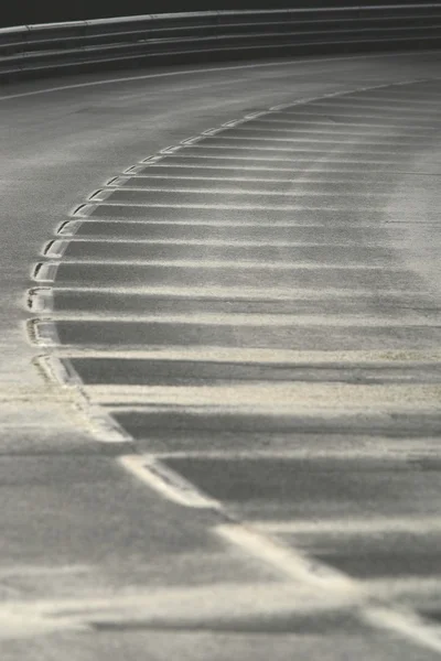 Wet bend in a road with a broken white line — Stock Photo, Image