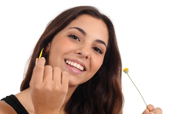 Adolescente chica defoliando una margarita sonriendo —  Fotos de Stock