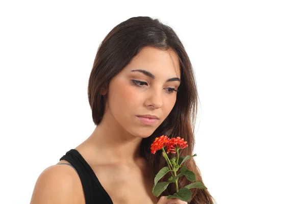 Teen flicka att lukta en blomma — Stockfoto