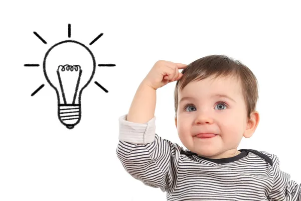 Bebê pensando em uma ideia com uma lâmpada — Fotografia de Stock
