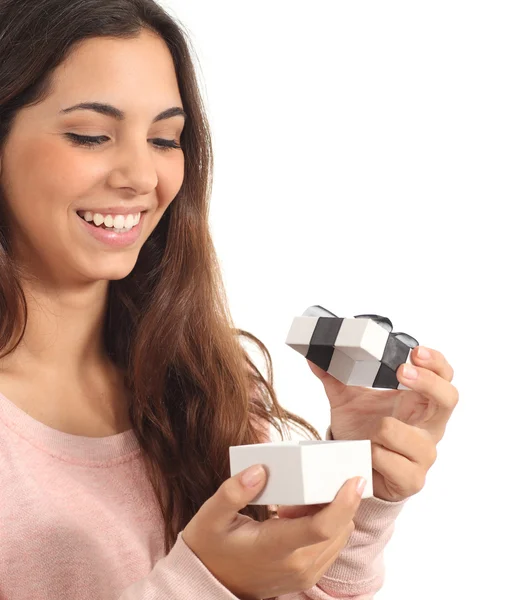 Chica adolescente sonriendo abriendo una caja de regalo —  Fotos de Stock