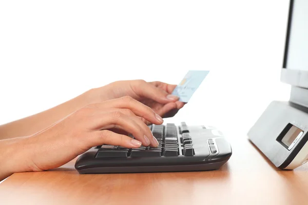 Mujer manos en un teclado con una tarjeta de crédito — Foto de Stock
