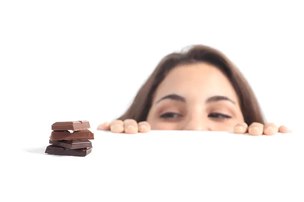 Vacker kvinna frestas av choklad — Stockfoto