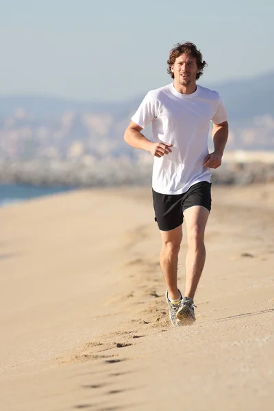Мужчина бежит по пляжу — стоковое фото