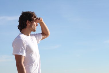 gökyüzünü izlerken adam