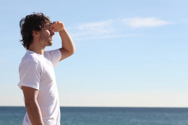 Hombre mirando el mar — Foto de Stock