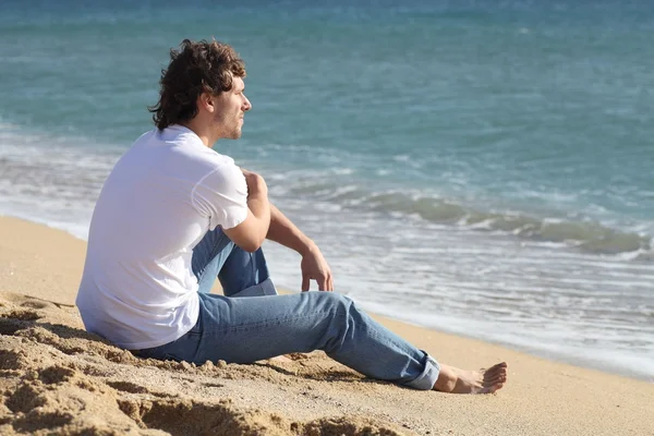 Homme pensant et regardant la mer — Photo