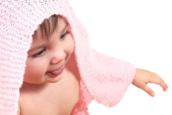 Bébé sous une couverture rose — Photo