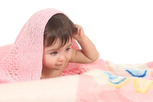 Unavené dítě pod růžová deka — Stock fotografie