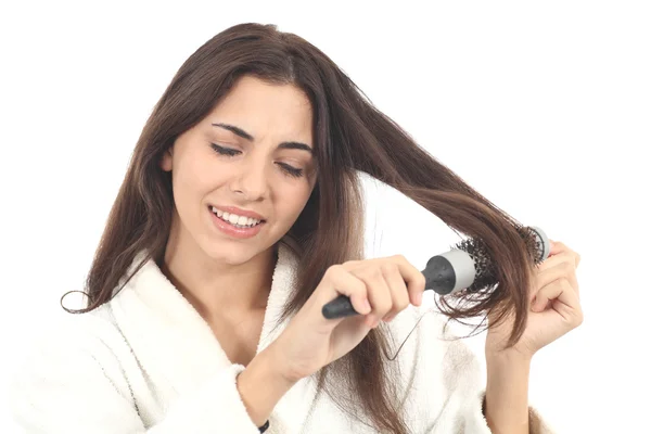 Frau leidet beim Kämmen mit der Haarbürste — Stockfoto