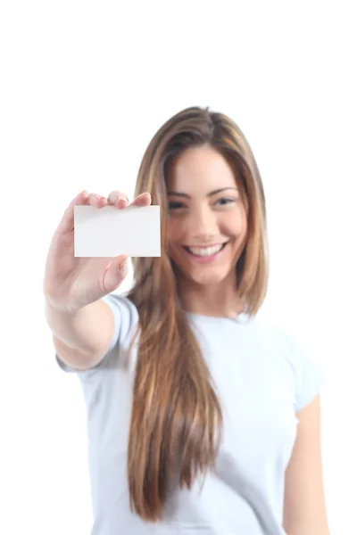 Hermosa mujer mostrando una tarjeta en blanco — Foto de Stock
