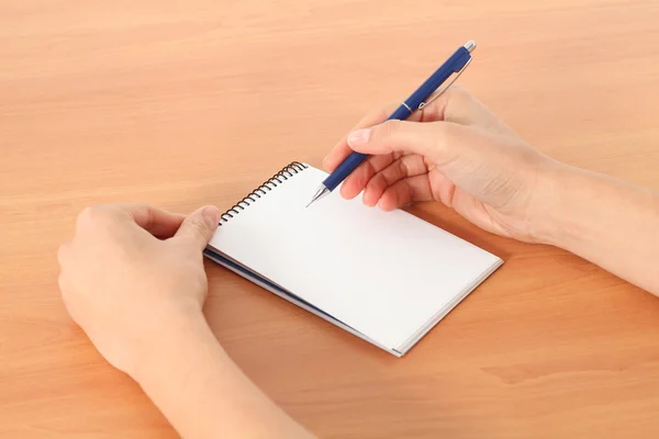 Manos de mujer escribiendo en un cuaderno —  Fotos de Stock