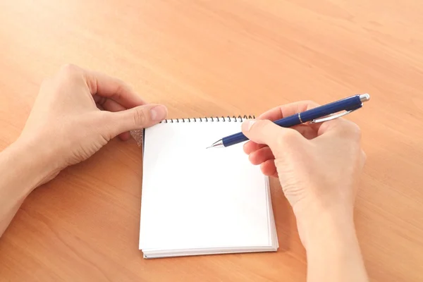 Mulher mãos escrevendo em um caderno — Fotografia de Stock