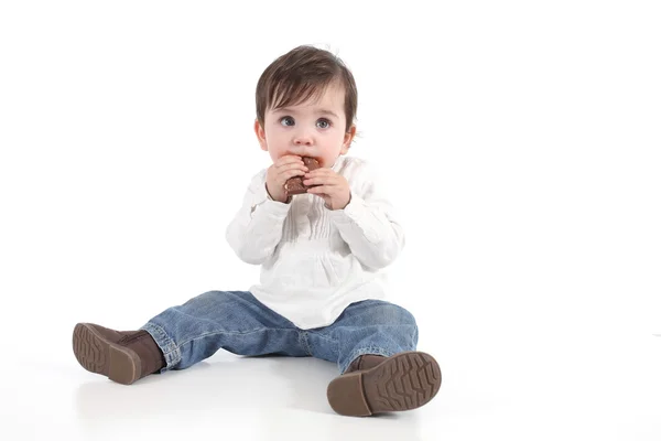 Baby eten van chocolade — Stockfoto