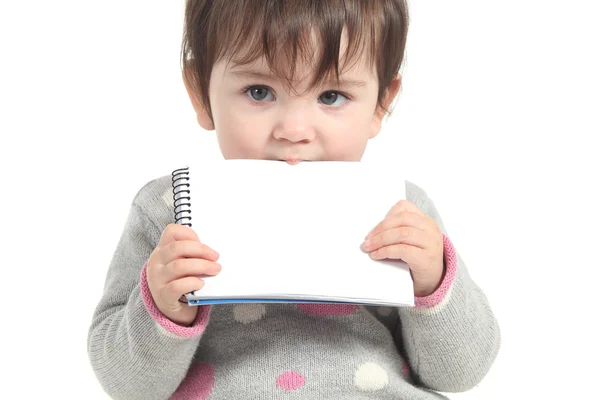Bebé mordiendo un cuaderno en blanco — Foto de Stock